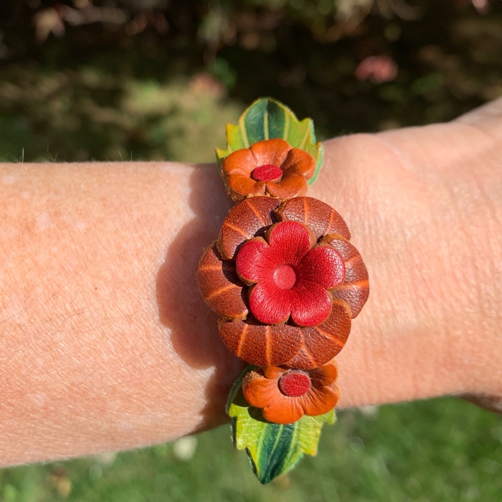 Leather flower bracelet. - Picture 3 of 3